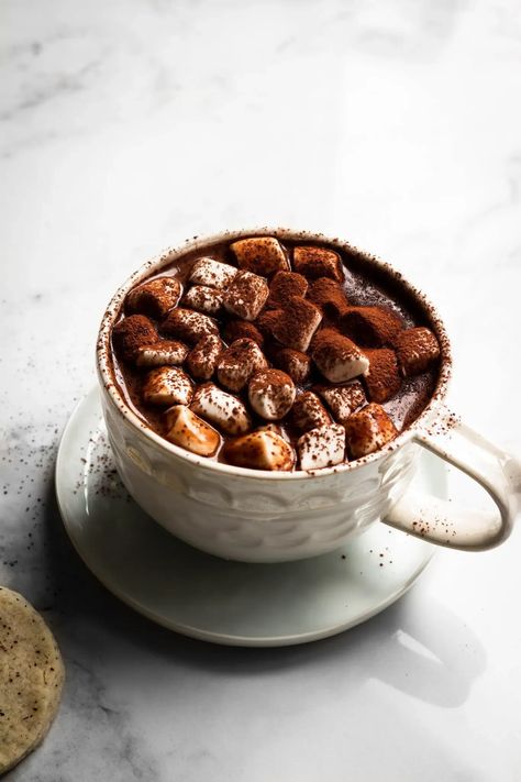 A cozy vegan London fog hot chocolate. This creamy hot chocolate is infused with Earl Grey tea, which pairs perfectly with dark chocolate and oat milk. All you need is 5 ingredients and less than 15 minutes. | Nourished by Caroline #vegan #londonfog #cozydrinks #vegandrinks #hotchocolate #hotchocolaterecipes #veganhotchocolate #darkchocolate #easyrecipes #winterrecipes Vegan London Fog, Bourbon Hot Chocolate, London Fog Tea Latte, Creamy Hot Chocolate, Winter Holiday Recipes, Vegan London, Hot Chocolate Ingredients, Cold Brew Recipe, Vegan Hot Chocolate