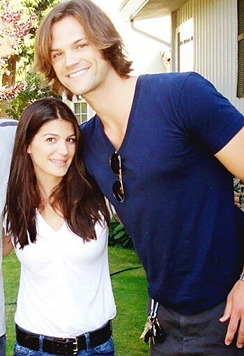 Jared and Gen Padalecki <3 - this cracks me up because their height difference is the almost the same as me and Neil, except I am shorter than Gen lol Jared Padalecki Wedding, Genevieve Cortese, Jared Padalecki Supernatural, Winchester Boys, Jared And Jensen, Lucky Ladies, Supernatural Cast, Supernatural Fandom, Misha Collins