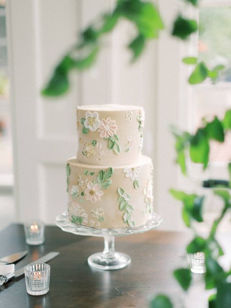 A wedding photographers fine art historic Estate Wedding via Magnolia Rouge Romantic Spring Wedding, Spring Wedding Cake, Black Wedding Cakes, Wedding Treats, Romantic Wedding Cake, Naked Cakes, Cake Trends, Wisconsin Wedding, Wedding Cake Inspiration