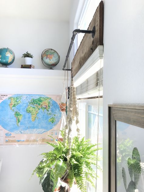 diy pipe plant hanger Indoor Green Wall, Diy Hanger, Plant Hanger Diy, Metal Plant Hangers, Plant Hooks, Plant Hanging, Window Plants, Diy Pipe, Diy Macrame Plant Hanger