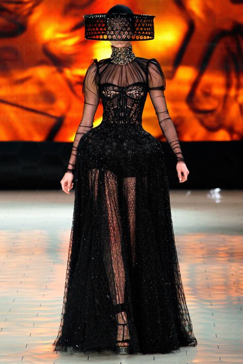 Runway Review: Alexander McQueen Spring 2013 Haute Couture Style, Alexander Mcqueen Fashion, Mcqueen Fashion, Couture Mode, Mode Inspo, Mode Inspiration, Vestidos De Noche, Fall Style, Couture Fashion