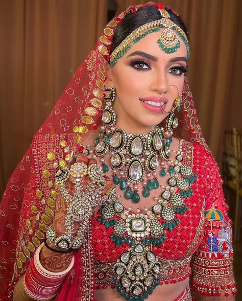 13 Top Indian Makeup Artists for Brides To Book In 2022 Full Bridal Look, Polki Jewellery Brides, Indian Bridal Jewellery Set, Bridal Makeup Images, Beautiful Bridal Jewelry, Bridal Jewels, Indian Bridal Photos, Indian Bridal Jewellery, Indian Bride Outfits