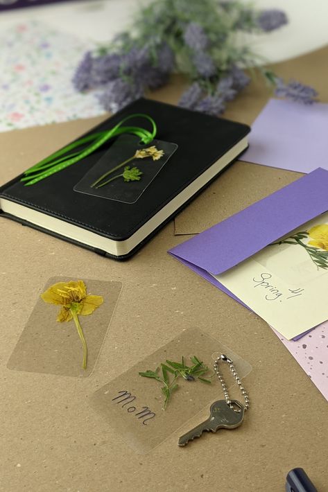 Lamination Projects Ideas, Lamination Crafts, Flower Crafts Diy, Laminating Crafts, Craft Bookmarks, Earth Day Craft, Springtime Crafts, Teen Crafts, Pressed Flower Crafts