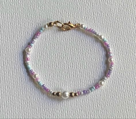 Simple Beads Bracelets Ideas, Purple Diy Bracelet, Blue And Purple Bracelet, Bracelet Ideas With Seed Beads, Small Beads Bracelets Ideas, Small Beads Bracelets Ideas Aesthetic, Purple Bead Bracelet Ideas, Purple Bracelets Beads, Purple Beads Bracelets