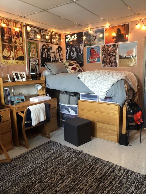 Dorm Layout, College Bedroom Decor, Dorm Room Layouts, College Dorm Room Inspiration, Rock Room, Dream Dorm Room, Dorm Room Posters, Cozy Dorm Room, Dorm Room Styles