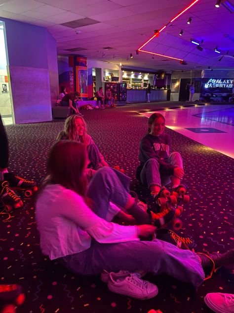 college friend group aesthetic utah Roller Skating With Friends, Roller Skating Pictures, Skating Pics, Outing Ideas, Hangout Ideas, Summer Vibes Friends, Bucket List Book, Romantic Date Night Ideas, American High School