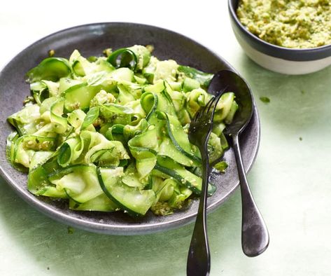 Tagliatelle de courgettes au pesto - Cookidoo® – la plateforme de recettes officielle de Thermomix® Brussel Sprout, Lettuce, Pesto, Celery, Sprouts, Spaghetti, Thermomix, Tagliatelle