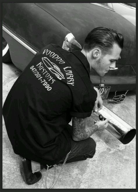 Rockabilly man Rockabilly Style Men, Greaser Guys, Rockabilly Boys, Guys With Tattoos, Greaser Style, Greaser Hair, Tatto Boys, Public Enemies, Rockabilly Lifestyle