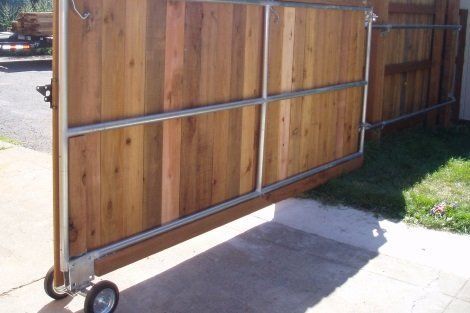 Sliding Fence Gate, Sliding Fence, Driveway Gate Diy, Rope Railing, Gate Wheel, Wood Fence Gates, Fence Gates, Gate Fence, Recycled House