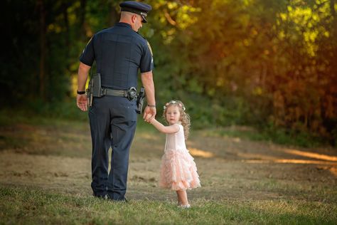 I think it takes a special person with a big enough heart to love a community deeply enough to risk their lives for those who sometimes show them so much hate. I think it takes a special person to put on a uniform and emotionally never take it off. So for those special men and women in blue, thank you. Police Photoshoot, Police Photography, Uniform Pictures, Police Baby, Police Quotes, Police Family, Photography Hacks, Texas Police, Detective Aesthetic