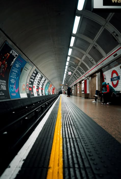 Hochwertiges druckbares Foto der Londoner U-Bahn London Underground Art, Tube Photoshoot, Underground Background, London Station, Underground Aesthetic, Underground Subway, Underground London, Tube Map, London Street Photography