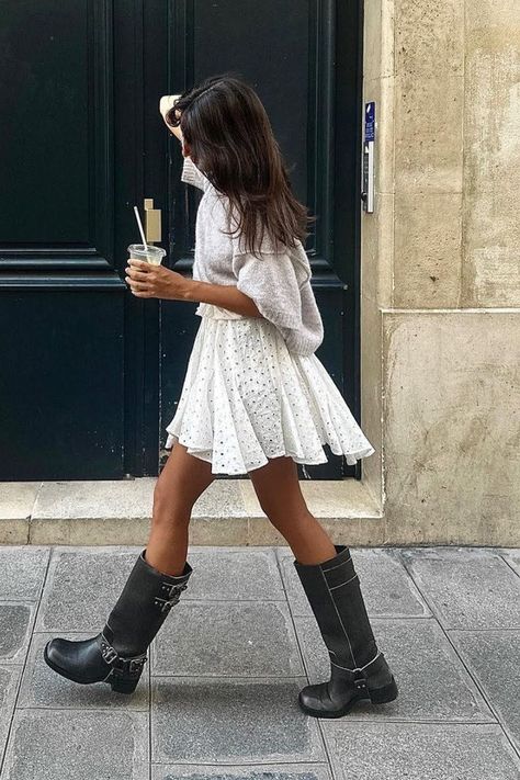 Biker Boots Outfit, Traje Cowgirl, Black Biker Boots, Dinner Outfit Casual, Outfit Botas, Latina Outfits, Mode Zara, Skandinavian Fashion, Downtown Outfits