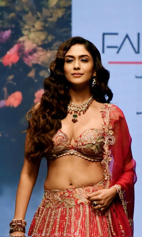 Hot Topics Outfit, Mrunal Thakur, Fashion Bella, Beautiful Photoshoot, Bollywood Girls, Indian Actress Hot Pics, Hot Pics, Celebrity Outfits, Indian Beauty Saree