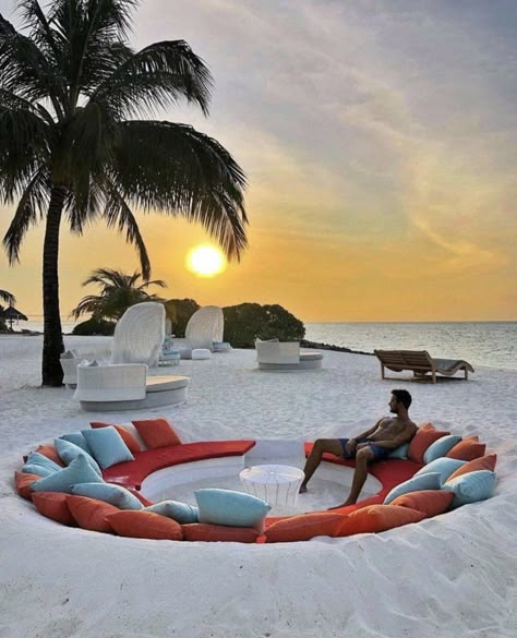 Outdoor Beach Decor, Cafe Design Inspiration, Outdoor Restaurant Patio, Thailand Activities, Koh Samui Beach, Best Rooftop Bars, Thailand Beaches, Beach Bonfire, Beach Cafe