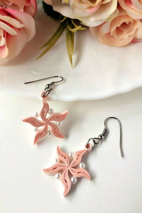 pastel pink quilled earrings with pearls by Filigratti are included in this feature about her paper jewelry Paper Quilling Earings Design, Quilling Ideas Jewelry, Quilling Paper Jewelry, Paper Quilled Earrings, Paper Jewelry Ideas, Quilling Jewelry Ideas, Wall Hanging Paper Craft, Hanging Paper Craft, Craft For Home Decoration