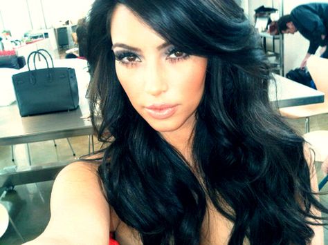 hair Kim Kardashian 2000's, Young Kim Kardashian, Kim Hair, Kim Kardashian Hair, Kardashian Hair, Bouncy Hair, Hair Magazine, Deep Wave Hairstyles, Hair Blog