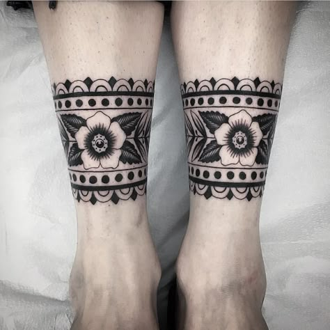 Ankle Cuff Tattoo, Ankle Band Tattoo, Black And White Tattoos, Tattoo Band, Cuff Tattoo, White Tattoos, Pretty Hand Tattoos, Traditional Tattoo Sleeve, Gorgeous Tattoos