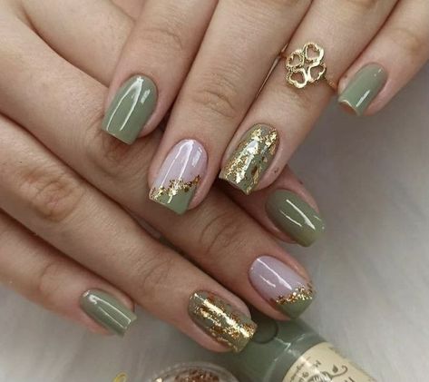 Green Pink And Gold Nails, Olive And Pink Nails, Green Pink Gold Nails, Fairy Nails Acrylic Short, Green And Gold Nail Designs Short, Olive Green And Pink Nails, Green Nail Color Ideas, Short Olive Green Nails, Nail Designs Green And Gold