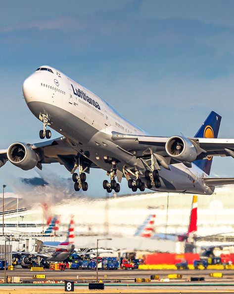 Boeing 747 Wallpaper, 747 Wallpaper, Lufthansa Airlines, Commercial Plane, Photo Drop, Airplane Wallpaper, Pilots Aviation, Passenger Aircraft, Aircraft Photos