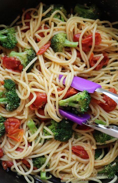 One Pan Spaghetti with Cherry Tomatoes and Broccoli - recipe from Jenny Jones (Jenny Can Cook) Tomato And Broccoli Recipes, Broccoli And Tomato Recipes, Broccoli Tomato Pasta, One Pan Spaghetti, Spaghetti With Cherry Tomatoes, Spaghetti With Broccoli, Fetuccini Alfredo, Broccoli Spaghetti, Jenny Can Cook