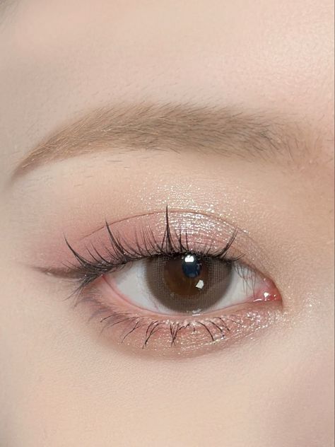 Eyeshadow Inspiration Simple, Angelic Makeup Look Natural, Simple Pink Makeup Looks Natural, Soft Eye Makeup Look, Angelic Eye Makeup, Simple Cute Makeup, Pink Makeup Looks Soft, Natural Pink Makeup, Soft Pink Eye Makeup