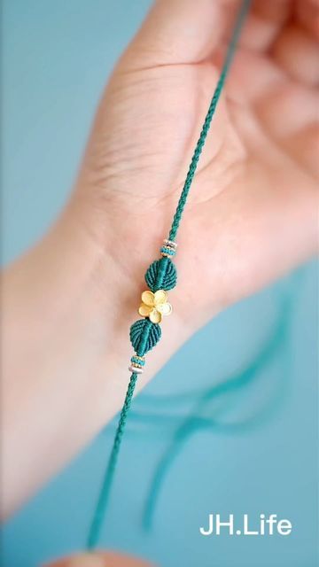 Modern Home Paint Colors, Macrame Rakhi, Macrame Bracelet Patterns Tutorials, Macrame Bracelets With Beads, Jewelry Diy Ideas, Home Paint Colors, Make Bracelet, Macrame Jewelry Tutorial, Wallpapers Home