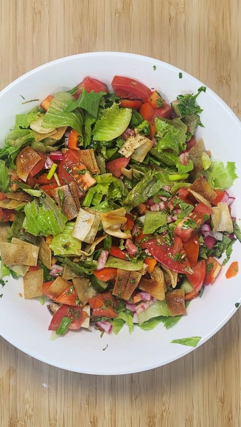 Fattoush: How to Make the World's Greatest Salad - ya hungry? Fattoush Salad Dressing, Pasta Salad Salmon, Spicy Chicken Pasta, Butternut Squash Bisque, Middle Eastern Salads, Fattoush Salad, Salmon Sandwich, Sandwich Sides, Gluten Free Vegetarian Recipes