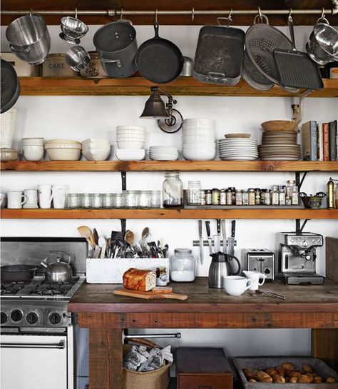 Organiser Cucina, Rustic Wooden Shelves, Open Kitchen Shelves, Brown Kitchens, Rustic White, Kitchen Remodel Idea, Open Kitchen, Kitchen Shelves, Rustic Kitchen