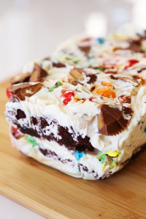 The Pioneer Woman Layers All Your Favorite Things Into 1 Ice Cream Cake Pioneer Woman Ice Cream, Pioneer Woman Desserts, Amazing Deserts, Spectacular Cakes, Freezer Pops, Ree Drummond Recipes, Ice Cream Cake Recipe, Popsugar Food, Sugar Shack