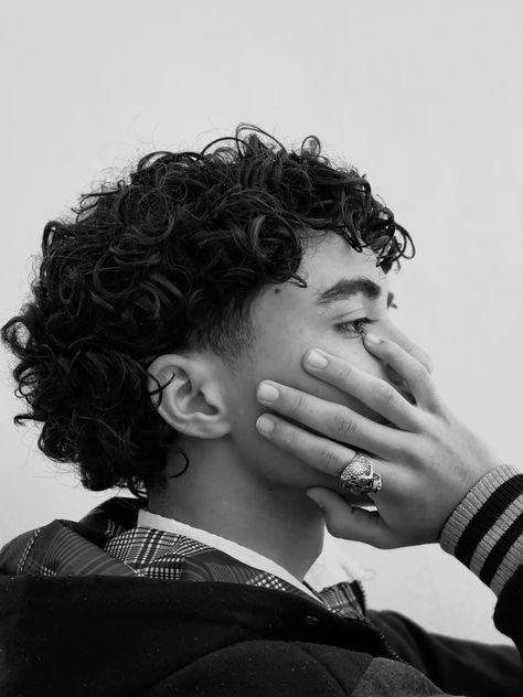 Low Fade Curly Hair, Corte Mullet, Boy Haircut Ideas, Mens Haircuts Wavy Hair, Practical Hairstyles, Long Curly Hair Men, Fade Haircut Curly Hair, Taper Fade Curly Hair, Long Curly Haircuts