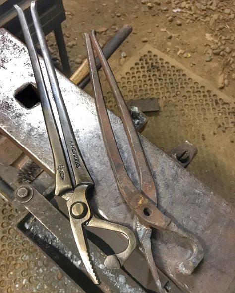 Forging Tongs, Blacksmith Tongs, Gas Forge, Blacksmith Tools, Science Crafts, Blacksmith Projects, Tongs, Blacksmithing, Cool Art