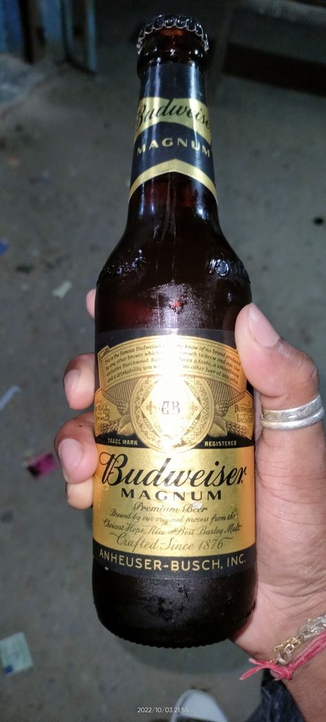 An american brand 🍺 Budweiser Magnum, Premium Beer, American Beer, Budweiser Beer, Beer Brands, American Brand, Beer Brewing, Beer Bottle, Whiskey