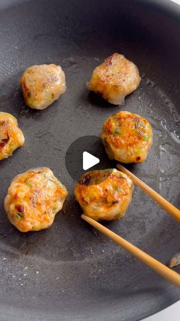 Keit’s journal | Prawn rice paper dumplings🦐⬇️ For Ramadan recipes❤️ Recipe: makes 10 - 5 rice paper sheets - 180g chopped raw prawns  - 3 spring onions - 2... | Instagram Rice Paper Rolls Fried, Rice Paper Appetizers, Rice Paper Shrimp Dumplings, Mini Shrimp Recipes, Shrimp Rolls Recipe, Prawn Rice, Rice Paper Dumplings, Crab Rice, Rice Paper Recipes