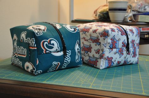 Toiletry Bag for Men made with pattern tutorial linked to this picture Shaving Bag Pattern, Dopp Kit Pattern Free, Mens Toiletry Bag Pattern Free, Large Toiletry Bag Sewing Pattern, Men's Toiletry Bag Pattern, Dopp Kit Tutorial, Sustainable Crafts, Sewn Projects, Toiletry Bag Pattern