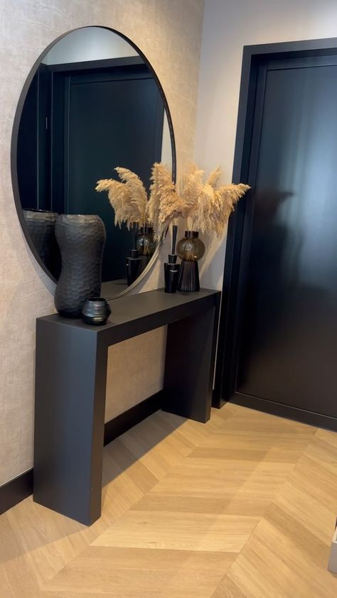 Entry Way Ideas Black, Black And Gold Apartment Aesthetic, Apartment Entry Way, Home Ideas Living Room, Brown Furniture Living Room, Black Living Room Decor, Apartment Decorating Living, Minimalist Living Room Decor, Living Room Console