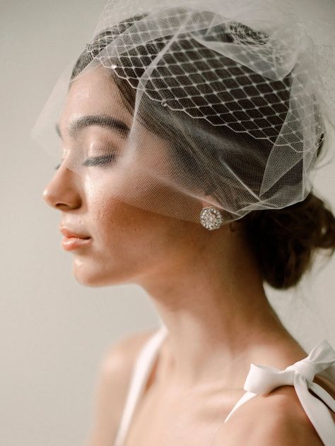 Wedding Veil Blusher, Cheap Wedding Veil, Birdcage Veil Wedding, Bridal Headpiece Vintage, Updo With Headband, Wedding Ootd, Bridal Birdcage Veils, Headband Veil, Wedding Birdcage