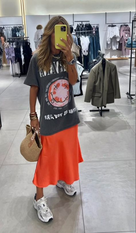 #outfitideas #fall #summer #skirtoutfit T Shirt On Top Of Dress, Saturday Market Outfit, Oversized Tshirt Outfit 2024, Streetstyle Summer 2024, Skirt And T Shirt Outfit, Summer Dress Street Style, Summer Street Style 2024, Summer Outfits 2024 Street Style, Hawaii Style Fashion