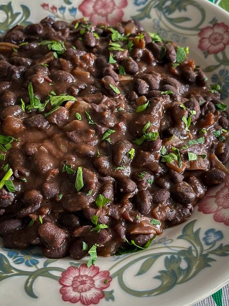 Venezuelan Black Beans Recipe, Venezuelan Black Beans, Peruvian Black Beans, Vegan Venezuelan Food, Venezuelan Food Recipes, Venezuelan Dishes, Venezuela Recipes, Colombian Beans, Venezuelan Recipes