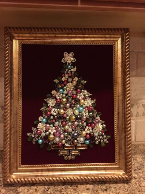 a cute jewelry Christmas tree with beads as ornaments on black velvet Jeweled Picture, Old Jewelry Crafts, Costume Jewelry Crafts, Jeweled Christmas Trees, Vintage Jewelry Ideas, Vintage Jewelry Repurposed, Jeweled Christmas, Jewelry Christmas Tree, Christmas Tree Art