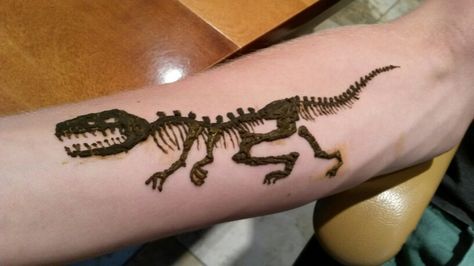 Dinosaur henna Skeleton Henna, Henna Animals, Hannah Tattoo, Lotus Henna, Cool Henna, Unique Half Sleeve Tattoos, Henna Ink, Henne Tattoo, Cute Henna Tattoos