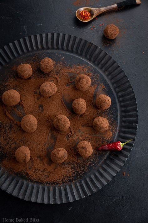 Spicy chili truffles rolled in cocoa powder. Great as hostess gifts and Christmas gifts! #chilitruffles #chili #truffles #chocolatetruffles #chocolate | homebakedbliss.com Chili Chocolate, Flake Chocolate, Truffle Recipe, Goji Berry, Food Photography Tips, Food Backgrounds, Spicy Chili, Raw Cacao, Chocolate Shop