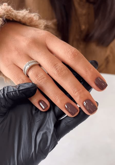 Chocolate Brown Short Nails Dark Nail Polish Colors, Manicure Ideas Simple, Charcoal Nails, Brown Short Nails, Nail Colors Dark, Color Winter Nails, Manicure Ideas Spring, Simple Manicure Ideas, Manicure Ideas French