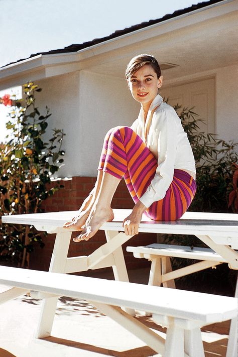 1950s shot of a fresh-faced Audrey Hepburn. Such grace. Whether in a ball gown or pedal pushers and bare feet-she was something to behold...proving true beauty comes from within. <3 - HarpersBAZAAR.com Audrey Hepburn Outfit, Audrey Hepburn Photos, Eliza Doolittle, Audrey Hepburn Style, Hepburn Style, Katharine Hepburn, My Fair Lady, Nicole Richie, Rosie Huntington Whiteley