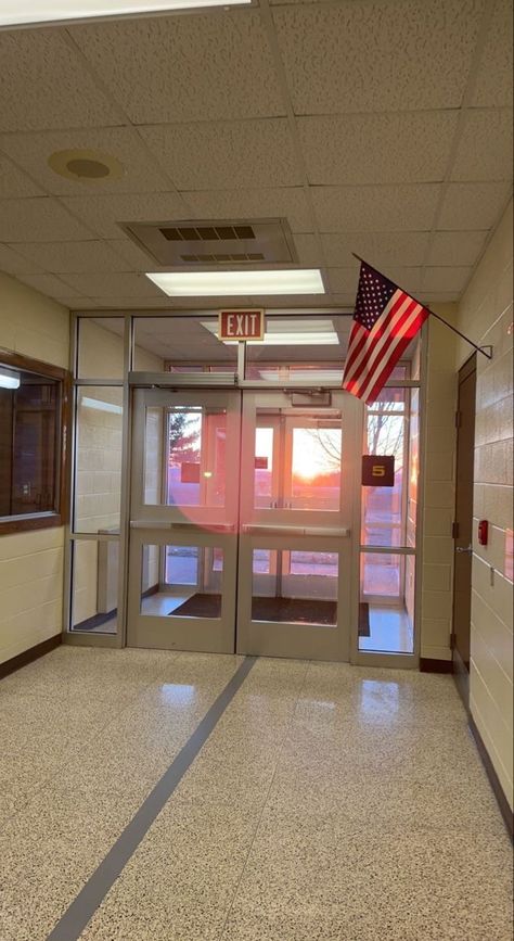 America College Aesthetic, Us School Aesthetic, Usa High School Aesthetic, American Neighborhood Aesthetic, High School Hallway Aesthetic, American College Aesthetic, American Life Aesthetic, America High School, Exchange Student Aesthetic