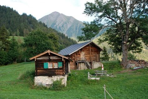 Airbnb - Swiss Chalet in Valais Airbnb Photos, European Houses, Unique Airbnb, Micro Homes, Airbnb Decor, Best Airbnb, Airbnb Ideas, Swiss Chalet, Airbnb Rentals