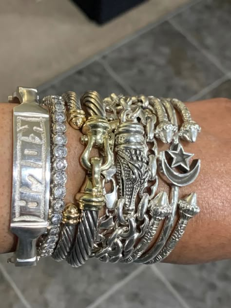 Mixing Metals Jewelry Aesthetic, Mix Jewelry Style, Mix Silver And Gold Jewelry, Gold Silver Jewelry Mix Jewellery, Stolkholm Style, Silver And Gold Jewelry Mixing, Bohemian Style Inspiration, Hard Jewelry, West Indian Bangles