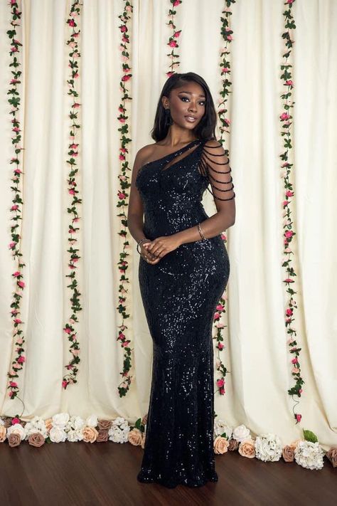 Black Dinner Gown, Dinner Dress Classy Elegant, Dinner Gowns Classy, Dresses Classy Elegant, Black Dinner Dress, Lace Dress Classy, Dinner Gowns, Dinner Gown, Nigerian Lace Styles Dress