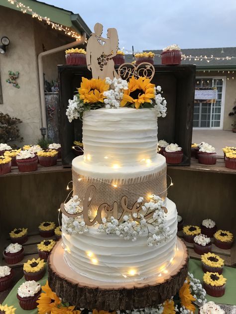 Sunflower Wedding Cake Ideas, Sunflower And Roses Wedding Cake, Rustic Sunflower Wedding Cake, Sunflower Wedding Cakes, Sunflower Western Wedding, Wedding Cake Sunflower, 2 Tier Sunflower Wedding Cake, Rustic Wedding Cake Sunflowers, 3 Tier Wedding Cake With Sunflowers