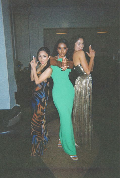 Picture With Friends Aesthetic, Charlies Angels Poses, Trio Idea Pose, Photoshoot Prom Ideas, Photo Ideas For Prom, Trio Pose Ideas Photoshoot, Prom Pics To Recreate, Poses For Pictures Prom, Cute Trio Photo Ideas