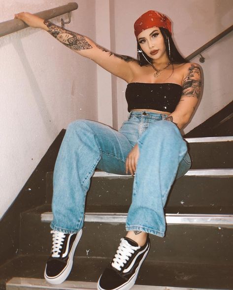 Cute Hip Hop Concert Outfits, 90s Chicana Aesthetic, Cute Chola Outfit, 90s Bandana Outfit, Chicano Style Fashion, Bandana Outfits For Women, Chola Style 90s, Outfits With Bandanas, Red Bandana Outfit